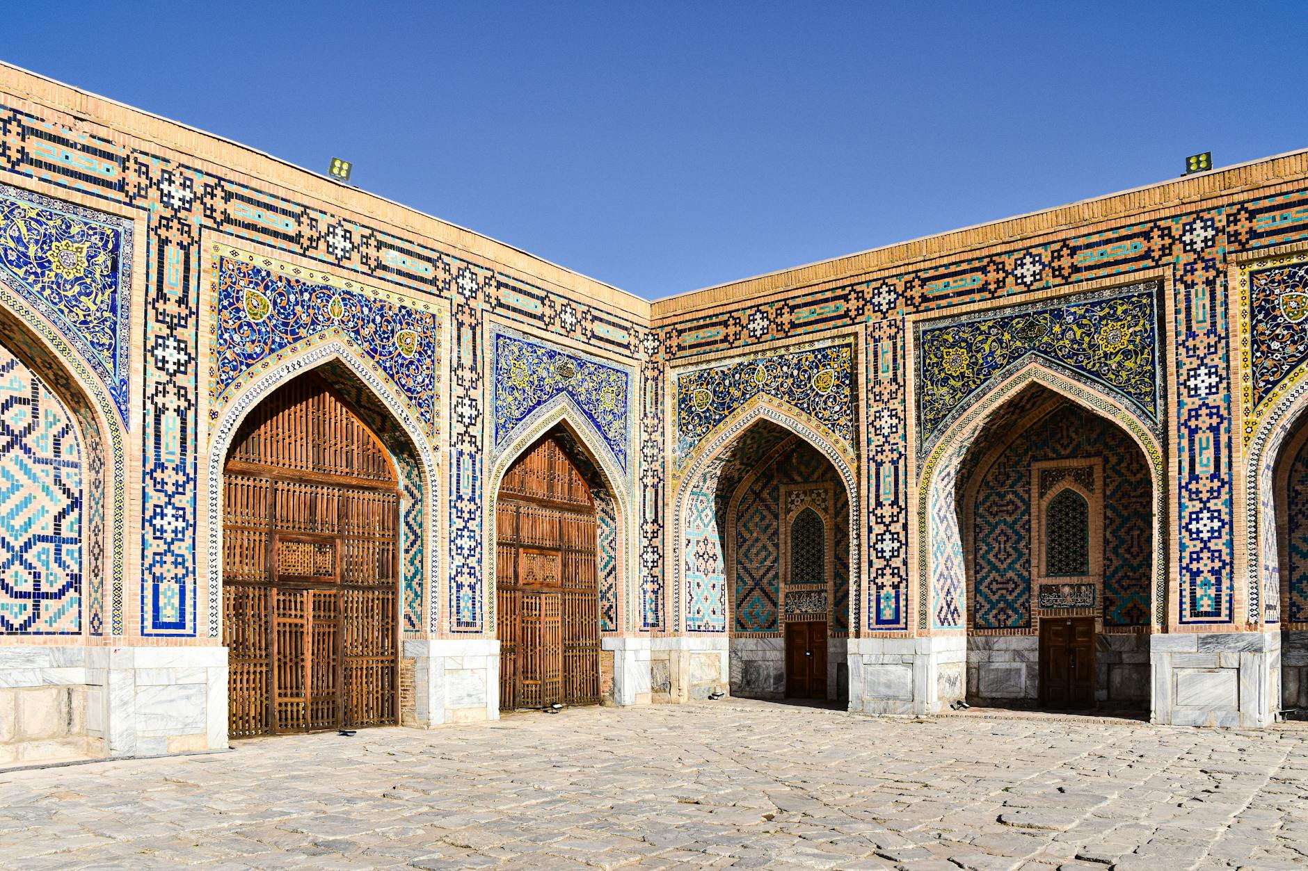 Dari Halaqah Surau ke Kurikulum Kelas: Evolusi Pendidikan Islam